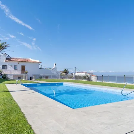 Дом отдыха Maison Avec Piscine Commune Et Vue *